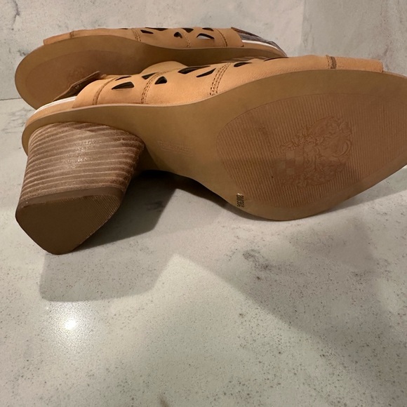 Vince Camuto "Deverly" cutout nubuck heeled sandals Size 8 New in Box - Picture 6 of 8